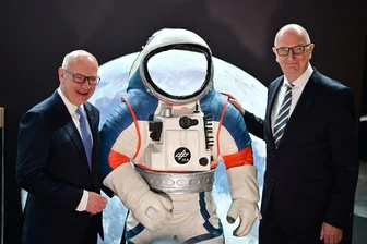 Bilder des Tages vom 09.06.2026 - Kai Wegner (l, CDU), Regierender Bürgermeister von Berlin, und Dietmar Woidke (SPD), Ministerpräsident von Brandenburg, stehen neben einem Modell eines Weltraumanzuges.