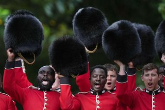 Bilder des Tages vom 09.06.2026 - Mitglieder der Grenadier Guards applaudieren König Karl III. während der Übergabe der neuen Regimentsfahnen im Buckingham Palace in London.