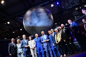 Bilder des Tages vom 10.06.2026 - Bundeskanzler Friedrich Merz (6.v.l, CDU) steht unter anderem mit den beiden Esa-Astronauten Alexander Gerst (5.v.l) und Matthias Maurer (7.v.l) während eines Rundgangs auf der Internationalen Luft- und Raumfahrtausstellung (ILA).