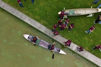 Bilder des Tages vom 10.06.2026 - Studenten und Studentinnen der Bauhaus-Universität Weimar fahren mit dem Betonkanu auf dem Wasser im Weimarer Schwanseebad. (Aufnahme mit einer Drohne)