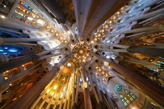 Bilder des Tages vom 11.06.2026 - Die Decke der Basilika der Sagrada Familia in Barcelona vor der Ankunft des Papstes zur Feier eines Gottesdienstes.