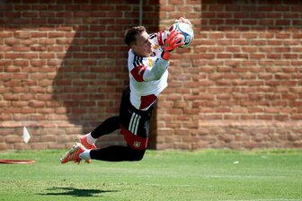 Bilder des Tages vom 12.06.2026 - Fußball: Nationalmannschaft, Deutschland, Training, vor dem ersten WM-Spiel gegen Curaçao, Manuel Neuer (Deutschland) hält im Training einen Ball.