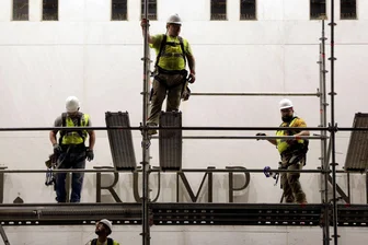 Bilder des Tages vom 13.06.2026 - Gerichtsbeschluss: Kennedy Center muss „Trump“ vom Gebäude entfernen