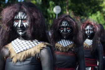 Bilder des Tages vom 13.06.2026 - Tänzer bereiten sich auf ihren Auftritt während einer Parade zur Eröffnung des jährlichen Bali-Kunstfestivals vor.