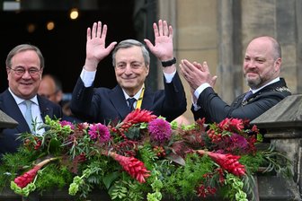Bilder des Tages vom 14.05.2026 - Karlspreis 2026: Mario Draghi vor dem Rathaus – mit Armin Laschet und OB Michael Ziemons