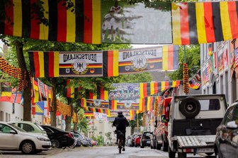 Bilder des Tages vom 15.06.2026 - Essen-Altendorf im WM-Rausch: Die Rullichstraße versinkt wieder in einem Meer aus Flaggen