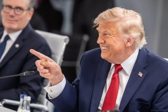 Bilder des Tages vom 17.06.2026 - Präsident Trump deutet die Richtung an auf dem G7-Gipfel in Evian, Frankreich.