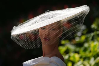 Bilder des Tages vom 17.06.2026 - Richtig schick ist dieser Sonnenschutz beim Pferderennen in Ascot.