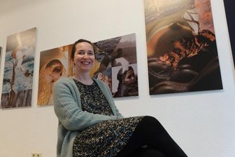 Bilder für einen zweiten und dritten Blick - Sarah Jäckle in ihrer Ausstellung "Körper und Natur". Die Originalcollagen sind zuerst in Melbourne gezeigt worden. 