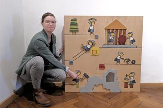 Bilder machen Klinikalltag für Kinder in Freiberg bunter - Michaela Schumann vom Kreiskrankenhaus freut sich über die Spielbilder für die Kinderstation.