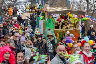Bilder vom Straßenfasching: So bunt ging es am Samstag in Langenchursdorf zu - Über 200 Karnevalisten beteiligten sich am Zug.