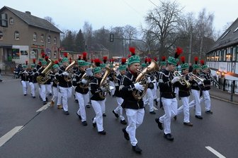 Bilder von Bergparaden in Sachsen sorgen für Irritationen - Das JBO Bernsdorf brachte Blasmusik ins Dorf. Die Teilnehmer seien getestet, die über 16-Jährigen geimpft oder genesen, heißt es.