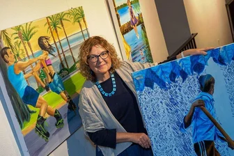 Bilder von Chemnitzer Malerin in Göltzschtalgalerie Auerbach zu sehen - Künstlerin Birgit Mehnert mit dem Bild mit Titel "Wohin" in der Hand, das hinter ihr heißt "Duo".
