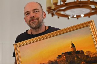 Bilder von Schlössern und Burgen sind im Glauchauer Ratshof zu sehen - Steffen Gröbner zeigt ab Dienstag einige seiner Werke im Glauchauer Ratshof.