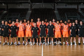 Bildergalerie: Der Kader der Niners Chemnitz für die Saison 2025/26 - Die Mannschaft der Niners Chemnitz für die Saison 2025/2026 (von links nach rechts): Athletiktrainer Lukas Michel, Video-Koordinator David Gibson, John Newman III, Athletiktrainer Kevin Staumont, Yordan Minchev, Luca Kellig, Roman Bedime, Nike Sibande, Kevin Yebo, Co-Trainer Pablo del Tio, Julian Steinfeld, Cheftrainer Rodrigo Pastore, Amadou Sow, Co-Trainer Gjorgji Kochov, Robert Beran, Kaza Kajami-Keane, Kostja Mushidi, Corey Davis, Ty Brewer, Physiotherapeut Alexis Gaillet, Teammanager Pascal Kühne, Teambetreuer Christian Roser.