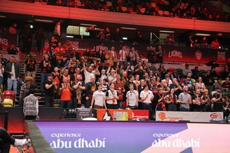 Bildergalerie: Fans der Niners Chemnitz begleiten ihre Mannschaft zum historischen Spiel in London - Der Chemnitzer Fanblock in der Copper Box Arena in London.