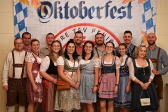 Bildergalerie: So schön war das Oktoberfest in Penig - Vor der Fotowand stellten sich für ein Erinnerungsfoto immer wieder Gäste auf, hier die Handballerinnen und Handballer.
