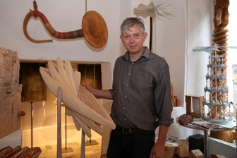 Bildhauer: Und wieder alles für nichts - Holzkünstler Hartmut Rademann hat im Herbst diese bewegliche Skulptur geschaffen. Die wollte er eigentlich in der Jahresausstellung der Künstlergruppe Exponart zeigen. Doch die liegt vorerst auf Eis. 