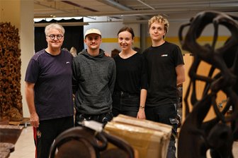 Bildhauerkunst aus Daetz-Centrum in Mittweidaer Simmel-Markt: Wie Kunstwerke barrierefrei wahrnehmbar werden - Die Vorbereitung für eine Ausstellung mit Stücken aus der Daetz-Sammlung in Mittweida laufen. Zum Team gehören unter anderem Jan Haubensak, Leonard Haubensak, Thea Kruggel und Leopold Freitag (von links).