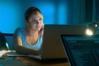 Bildschirmarbeit fördert trockene Augen - Welche Therapien es gibt - Tut den Augen gar nicht gut: stundenlanges Starren auf den Monitor - und das auch noch in dunkler Umgebung. 