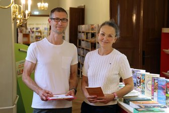 Bildung in Glauchau: Zwei Träger arbeiten jetzt eng zusammen - Bibliotheksleiterin Birgit Jacob und der Chef der Volkshochschule, Patrick Schulze.