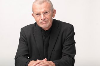 Bildungsforscher: „Die junge Generation ist enorm belastet“ - Nicht nur Jüngere sollten zum Dienst herangezogen werden, sondern auch Senioren, meint Klaus Hurrelmann.