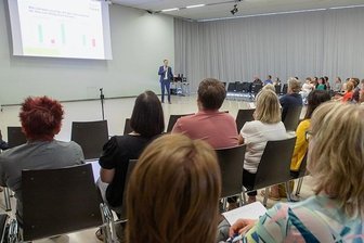 Bildungsgipfel in Plauen: Wie viel Freiraum tut Kita-Kindern gut? - Bürgermeister Kämpf, Ergebnis-Diagramme, viel Kita- und Hortpersonal im Saal: Beim Bildungsgipfel in Plauen wurde eifrig diskutiert. 