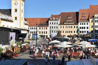 Bildungshunger und hippe Kultur ziehen junge Leute in Städte - Freiberg zieht junge Leute an. Nicht nur mit dem 31. Bergstadtfest, das gestern eröffnet wurde, hat die Universitätsstadt auch kulturell viel zu bieten. Bis Sonntag werden zu Mittelsachsens größtem Fest bis zu 150.000 Besucher erwartet. Höhepunkt ist morgen, 20 Uhr, ein Konzert der Band Silbermond auf dem Obermarkt (Eintritt 10 Euro) und natürlich die Bergparade, die am Sonntag um 11 Uhr am Dom startet.