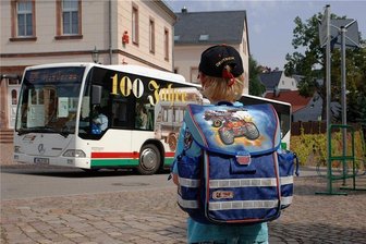 Bildungsticket in Sachsen: Hunderte Anträge landen an falscher Stelle - Viele Eltern beantragen gerade das Schülerticket fürs neue Schuljahr - nicht ohne Probleme.