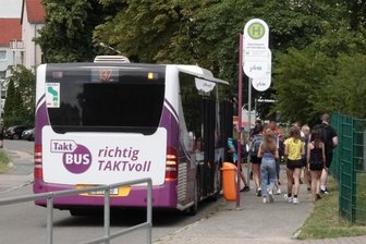 Bildungsticket - Nicht alle Schüler bekommen Zuschuss - Schüler des Sandberg-Gymnasiums in Wilkau-Haßlau steigen nach dem Unterricht in den Bus. Ihre Eltern erhalten keinen Zuschuss zum neuen Bildungsticket - den gibt es nur für Grundschüler.