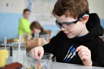 Bildungsvielfalt in Lunzenau und Penig begeistert Eltern und Kinder - Diese Junge konnte jetzt am Tag der offenen Tür der Lunzenauer Oberschule kleine Experimente durchführen.