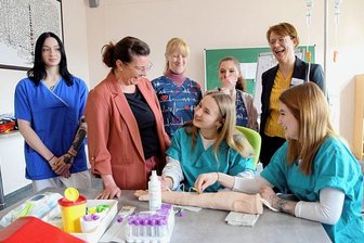 Bildungszentrum sorgt für Berufsnachwuchs in Kliniken - Denise Wohlthat (2. von links), stellvertretende Pflegedienstleiterin im Klinikum Obergöltzsch, wirft einen Blick auf die Blutzapf-Übung der Azubis Emily Muschak und Leoni Stark. Einzige Kritik: Künstliche Fingernägel sind in der Schule erlaubt, aber nicht auf Station. Außerdem im Bild (von links): Lisa-Maria Wolf, Sonja Jungfeld, Rebecca Beier und Maria Grünert, Fachleiterin Pflege im BSW Reichenbach.