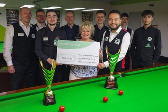 Billard: Beim Finale des Drei-Länder-Rankings in Hohenstein-Ernstthal freut sich auch der Ambulante Kinderhospizdienst Westsachsen - Stolz haben die Finalteilnehmer des Drei-Länder-Rankings um Marcus Müller (3. von rechts) einen Scheck über 462 Euro an Antje Kramer vom Ambulanten Kinderhospizdienst Westsachsen übergeben.