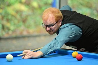 Billardkegeln: Leukersdorfer Duo sammelt fleißig Edelmetall - Ronny Neumann vom SV Leukersdorf löste überraschend seinen Vereinskameraden Eric Baldermann als Deutschen Meister im Eurokegeln ab. Für den 56-Jährigen war es der bisherige Höhepunkt der Karriere.