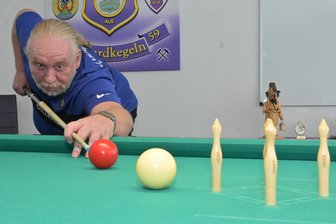 Billardkegler der Veilchen führen die Tabelle souverän an - Voll auf Kurs: Jens Schwarz und die Auer Billardkegler.