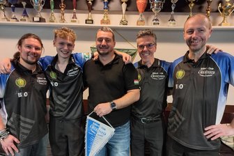 Billardspieler von Empor Freiberg erwarten jede Menge Gäste - International erfolgreich: Christopher Pleyer, Ian Welde, Thoralf Weidner und André Hehne (v. l.) vom BC Empor Freiberg hatten beim 5. Internationalen Eurokegel-Turnier im Januar im tschechischen Brünn Platz 2 erkämpft. Hier präsentiert sich das Quartett mit dem ungarischen Sportfreund Mihali Filadelfi (Mitte).