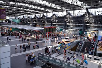 Billige Flüge adé: Auch in den Herbstferien bleibt es teuer - Terminal im Flughafen Dresden. Die Passagierzahlen sind deutlich gestiegen.