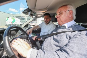 Bin ich noch sicher am Lenkrad? Dekra in Chemnitz begutachtet ältere Autofahrer - Nicky Scholtz von der Dekra in Chemnitz schaut Ulrich Lehmann beim Autofahren genau auf die Finger. Er sei routiniert und sicher, sagt er, aber auch manchmal zu schnell.