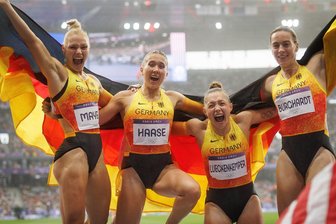 „Bin um mein Leben gerannt“: Wie die Chemnitzerin Rebekka Haase den Gewinn der olympischen Bronzemedaille erlebt - Jubel über die erste Olympiamedaille für eine deutsche Staffel seit 1988: Lisa Mayer, Rebekka Haase, Gina Lückenkemper und Alexandra Burghardt.