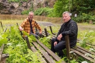 Binge in Seiffen soll gerettet werden - Gerd Weidner (r.) von der Berg- und Hüttenknappschaft Seiffen und Tino Günther (FDP) in der Binge.