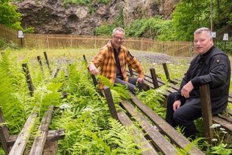 Binge soll gerettet werden - Gerd Weidner (r.), Vorstandsmitglied der Berg- und Hüttenknappschaft Seiffen, sowie Tino Günther, Vorsitzender des FDP-Ortsverbandes, besprechen den geplanten Arbeitseinsatz in der Binge. 