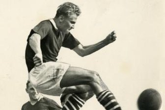 "Binges" brachte die Stürmer zur Verzweiflung - BringfriedMüller † Bringfried Müller † - Bringfried Müller im Spiel der Auer gegen Vasas Budapest.