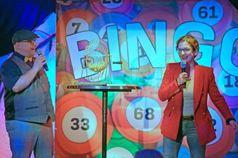 Bingo-Premiere im Plauener Malzhaus: Stand-up Comedy trifft auf Glücksspiel - Lars Buchmann und Therese „Resi“ Langhoff-Thomas ließen im Malzhauskeller die Bingo-Kugeln purzeln.