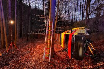 Binnen 24 Stunden erneut Blaulichtfahrzeug im Erzgebirge verunglückt – Unfallrisiko wächst zu Weihnachten - Auf der auf Scharfensteiner Straße bei Zschopau ist ein Krankentransportwagen von der Fahrbahn abgekommen.
