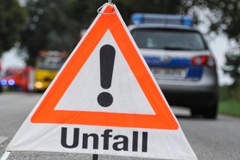 Binnen weniger Minuten prallen in Syrau zwei Fahrzeuge gegen dasselbe Auto - In Syrau hatte es am Dienstagmorgen gleich zweimal an derselben Stelle gekracht.