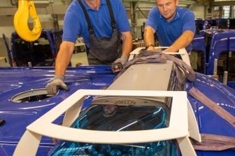 Binz liefert THW-Fahrzeuge für das Flutgebiet - Konstruktionsmechaniker Thomas Zeh (links) und Sven Deeg bringen die Signaltechnik an einem der THW-Transporter an. Für ein Einsatzfahrzeug sind 109 Arbeitsstunden kalkuliert.