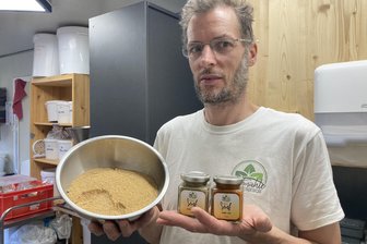 Bio-Mehl, Senf und gesundes Müsli: Mühle im Vogtland ist Top-Adresse für Gourmets - Johannes Löffler ist Müller aus Leidenschaft. Auch Senf, Senföl und -mehl stellt er in Rodersdorf her.