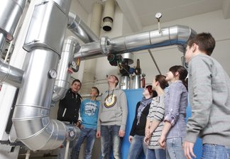 Schulgruppe bestaunt Bio-Heizung
