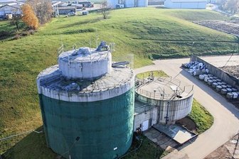 Biogasanlage feiert zehnten Geburtstag - In der Vorgrube rechts wird die Gülle gelagert, im Fermenter links wird die organische Substanz abgebaut und das Biogas gebildet.