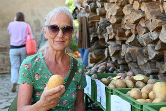 Biohof Hausmann in Rochlitz: Der Erfolg liegt in der Kiste - Karola Gajewski ist Kundin des Biohofs im Rochlitzer Ortsteil Breitenborn. Sie schätzt die Abokisten - und die Vielzahl der Kartoffelsorten.